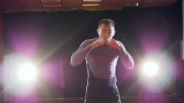 Karanlıkta eğitimi Mma savaşçı portresi.