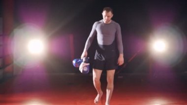 Dövüş için hazır mücadele spor salonunda güçlü atlet portresi. Ağır çekim.