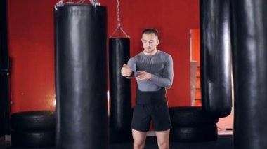 Savaşçı mücadele hazırlanıyor. Geniş açı çekim.