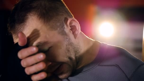 Retrato de auténtico luchador mma cansado, boxeador limpiando el sudor de su cara . — Vídeos de Stock