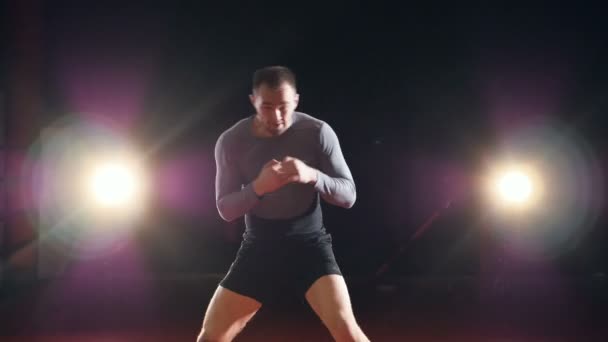 Chasseur MMA boxe avec ombre. Mouvement lent . — Video
