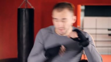 Yakın çekim. Mma savaşçı gölge boks, kavga için eğitim.