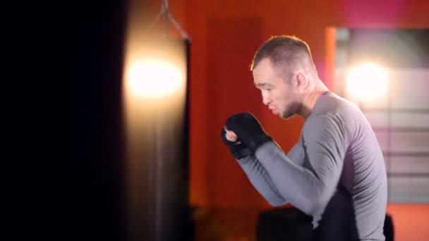 MMA, artes marciais mistas lutador sombra boxe em preparação para uma luta. Tiro médio . — Vídeo de Stock