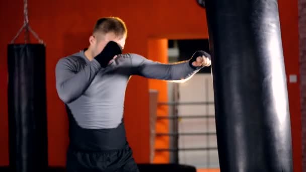 Boxer boxzsák. Lassú mozgás. — Stock videók