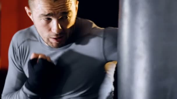 Közeli kép: boxer lyukasztó. MMA harcos árnyék Box. Lassú mozgás. — Stock videók