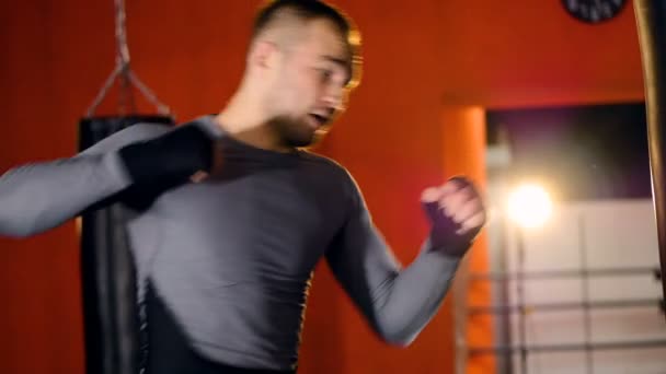 Entraînement de chasseurs MMA. Mouvement lent — Video