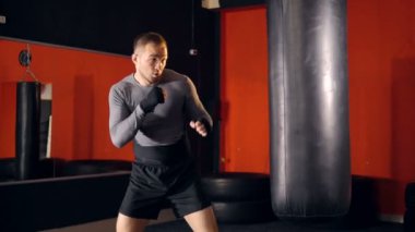 Yakın çekim boksör Delme. MMA savaşçı gölge boks. Ağır çekim.