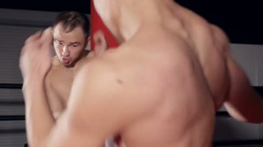 Boks spor salonunda egzersiz iki mma savaşçıları. Yakın çekim