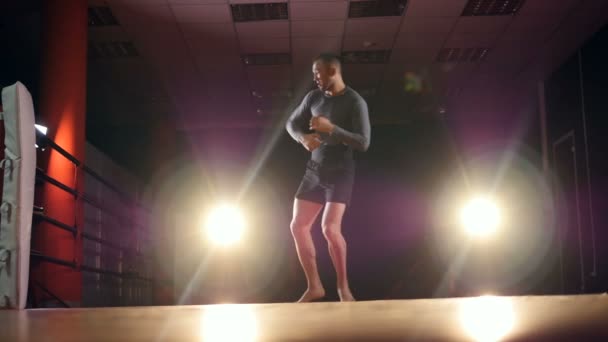 MMA, smíšených bojových umění bojovník stín boxu v přípravě na boj. Zpomalený pohyb. — Stock video