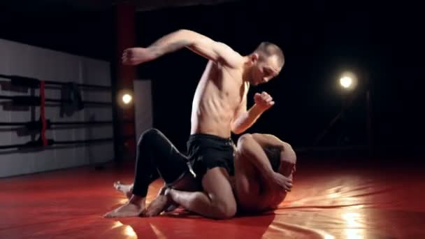 MMA Fighters In gym training. Gros plan . — Video