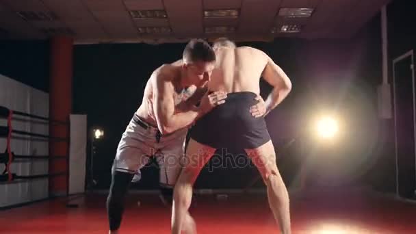 Dva bojovníků mma v boxerské tělocvičně výkonu. — Stock video