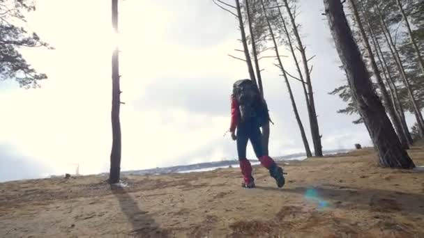 Backpackat 崖を持つ若い女性。背面図。旅行スポーツ ライフ スタイルのコンセプト。スローモーション. — ストック動画
