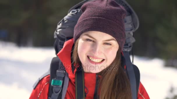 Alegre, sonriente excursionista se quita el sombrero. Caminante, retrato positivo de excursionista en bosque invernal. Senderismo, amor, pureza, concepto de libertad . — Vídeos de Stock