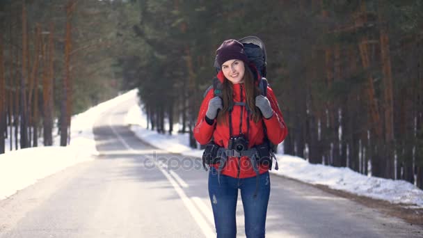 Atractivo adolescente sano de pie en un camino vacío listo para el viaje. Movimiento lento . — Vídeo de stock