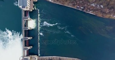Baraj ve şelaleler Nehri üzerinde. Üstten Görünüm. Hava atışı.