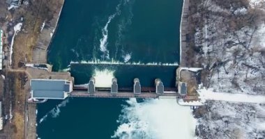 Hava. Bahar sel su Hidroelektrik Santrali akan. Barajı.