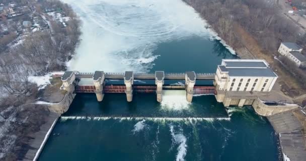 4 k letecký snímek přehrady a vodopády na řece. Pohled shora. — Stock video