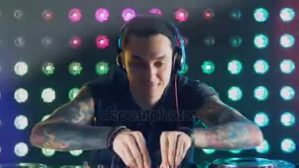 DJ plays at the disco. Nightlife concept. — Stock Video