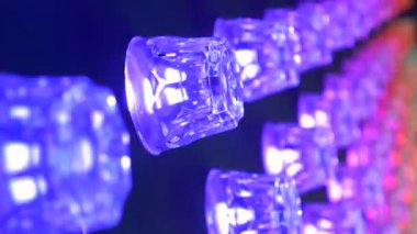 Disko parıldayan ampul. Parlayan ışıklar, pırıl pırıl parçacıklar canlı arka plan.