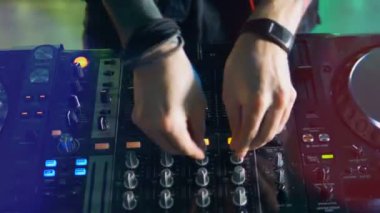Turntable arkasında erkek dj.