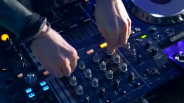 Karıştırma, iplik ve bir gece kulübü parti tırmalamak dj.