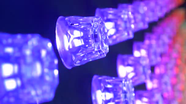 Ampoule disco chatoyante. Fond vif abstrait dans des lumières brillantes, particules scintillantes .