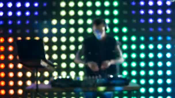 DJ met behulp van mixer en draaitafels in nachtclub. — Stockvideo