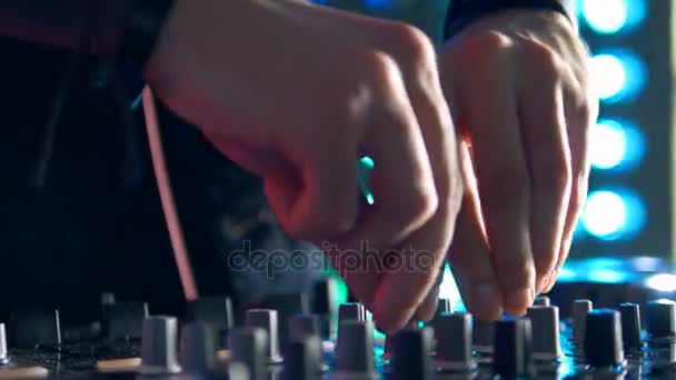 Club DJ mani modificare i controlli delle tracce sul ponte DJ . — Video Stock