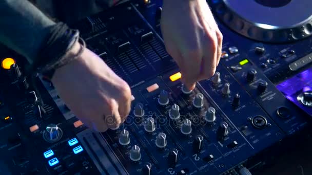 DJ mixning, Spinning och sprätta i en nattklubb part. — Stockvideo