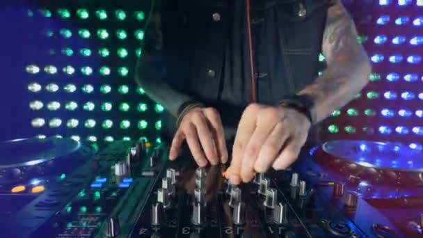 Disco y Club DJ manos mezclando en la fiesta del club nocturno . — Vídeos de Stock