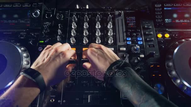 FOV. Mixing, Spinning and Scratching in a Night Club party. Vista superior . — Vídeo de Stock