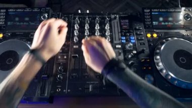 FOV. Gece kulübünde karıştırma elleri disko ve kulüp Dj parti.