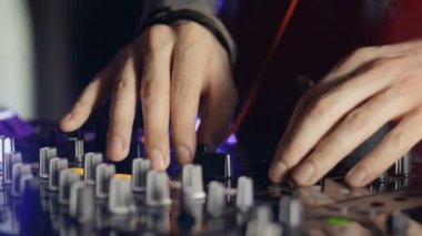Karıştırma, iplik ve bir gece kulübü parti tırmalamak dj.