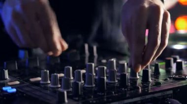 Gece kulübünde müzik dj. El atış kapatın.