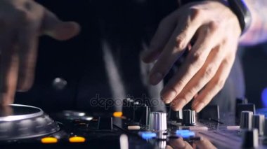 DJ iplik, karıştırma ve bir gece kulübü parti tırmalamak. Gece hayatı, müzik kulübü hayat kavramı.