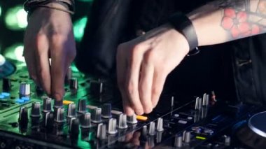 Yakın çekim. Dj elinde parça denetimleri djs güvertede tweak. 4k vurdu.