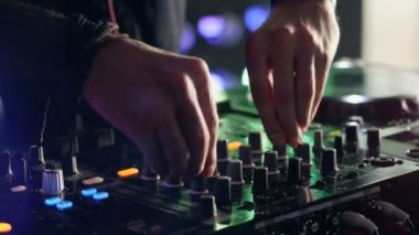 Yakın çekim. Eller DJ Dj Mikser konsol gece kulübü partide çeşitli parça denetimlere tweak.
