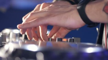 Yakın çekim. Turntable arkasında erkek dj.