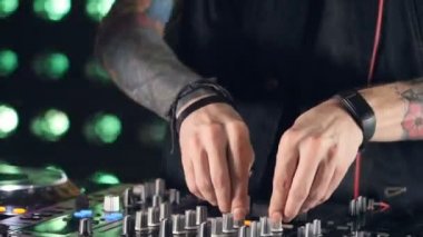 Mikser ve turntable gece kulübünde kullanarak disco Dj eller.