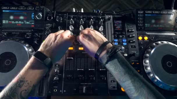 Bovenaanzicht. DJ mixen op een feestje. Schot van bovenaf. — Stockvideo