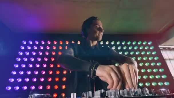 DJ detrás de los tocadiscos en un club nocturno . — Vídeos de Stock