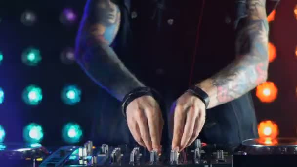 Imagens em 4K de uma mão do DJ a puxar os botões, consola de áudio. Conceito de vida noturna . — Vídeo de Stock