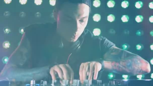 Close-up. DJ spelen Panic at the disco. Nachtleven concept. — Stockvideo