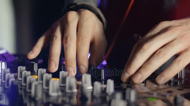 DJ Mezcla, Spinning y Rascarse en una Fiesta de Club Nocturno . — Vídeo de stock
