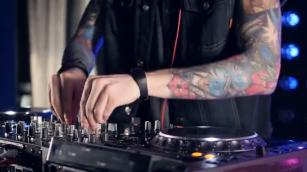 Fashion DJ Mixing, Spinning and Scratching dans une soirée Night Club. Pas de visage . — Video