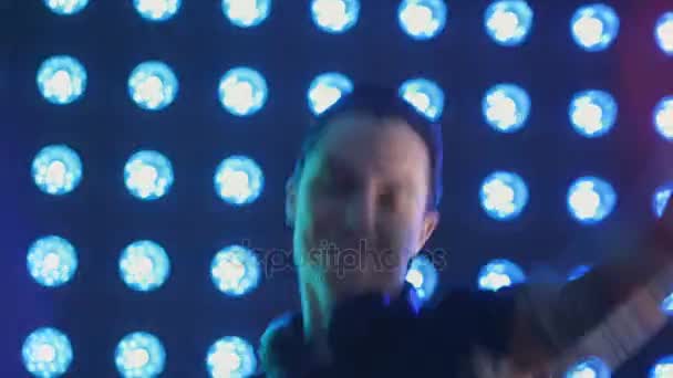 DJ dansant lors d'une soirée électronique en boîte de nuit .