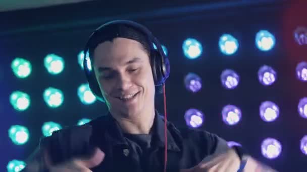 DJ dansant lors d'une soirée électronique en boîte de nuit .