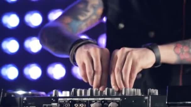 4K. DJ Spinning, Mixing, and Scratching in a Night Club — Stok Video