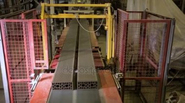 Bir tuğla üretim makinesinde bir fabrika üretim hattı, Konveyör bant.