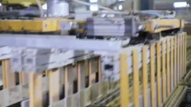 Robot yükleyici endüstriyel fabrikasında çalışıyorum. Kapalı.